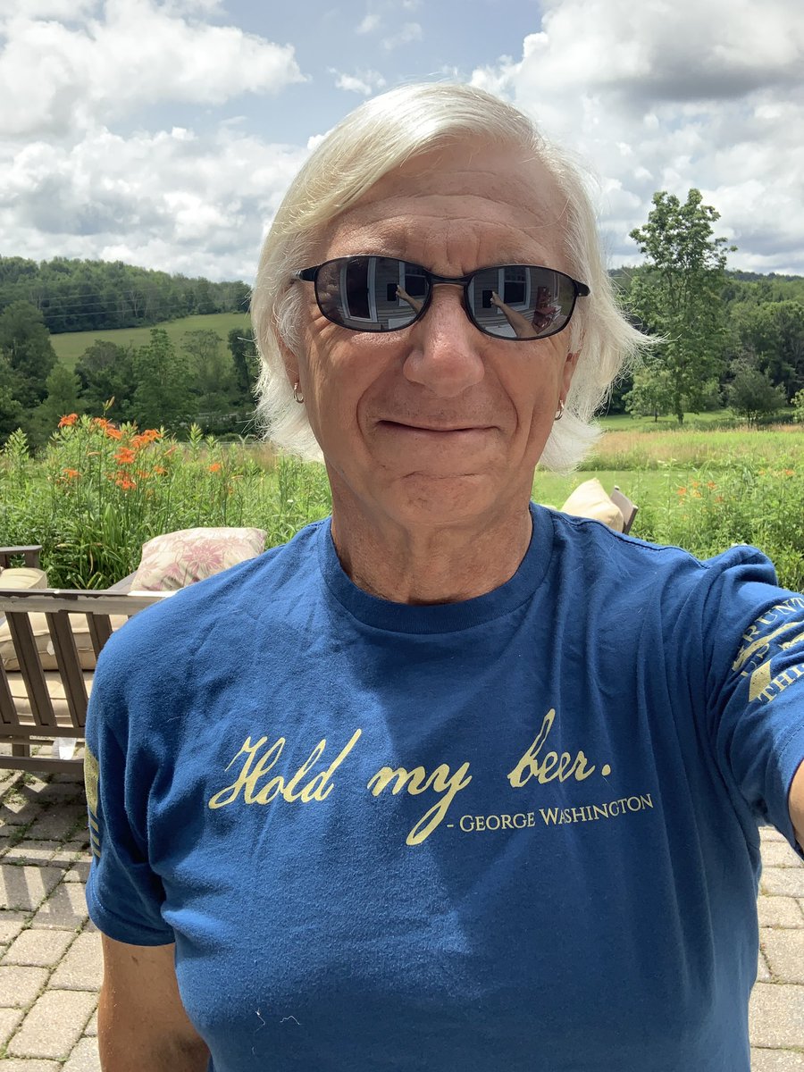 Happy 4th of July or, to our British friends, Happy Treason Day from your ungrateful colonials!!!! #4thofjuly #mightymortgagemanor #holdmybeer #lifeisgood #retiredlife #notyouraverageretiredcollegepresident