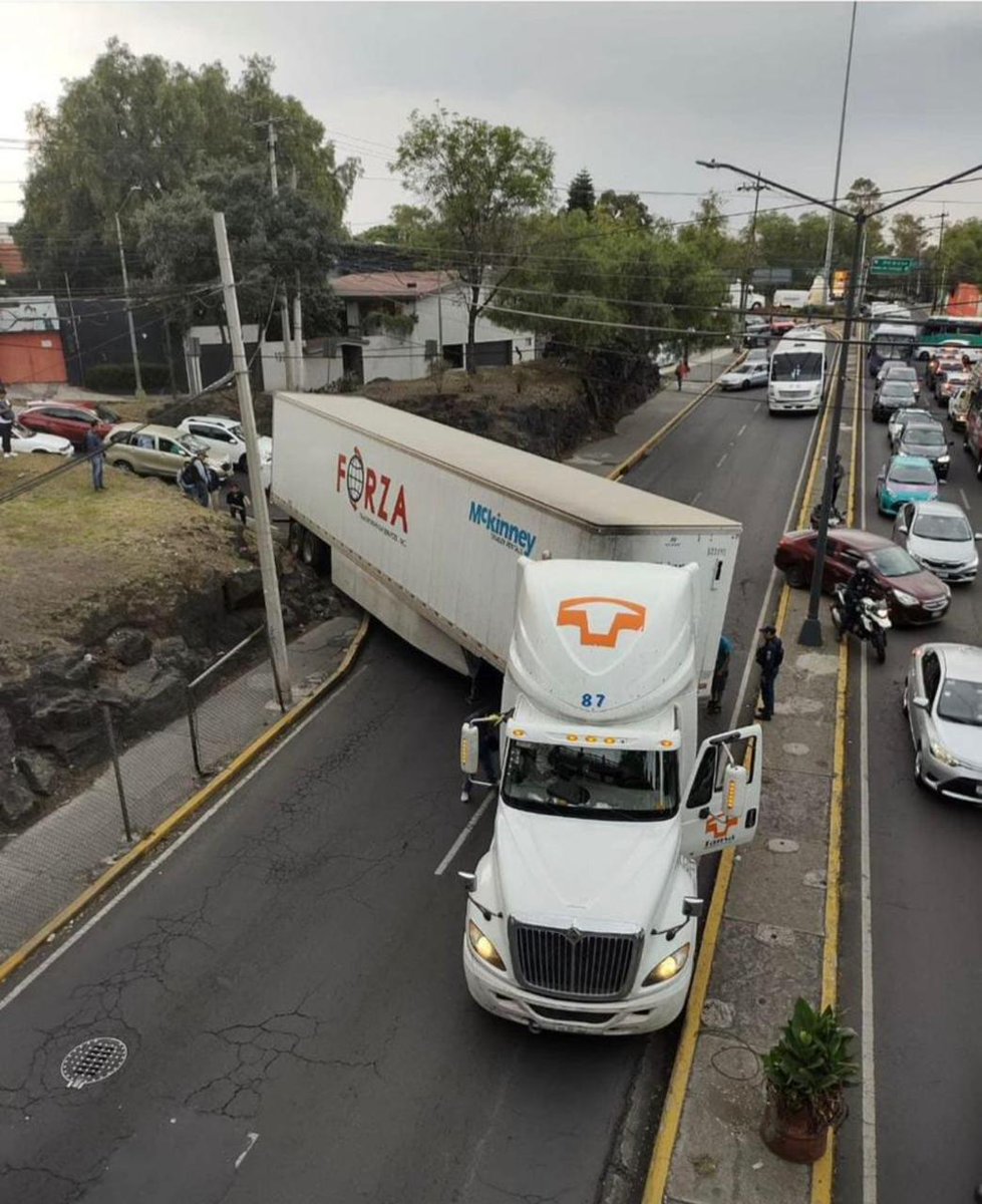 GRIM_016's tweet photo. Trailer atorado en #BoulevarddelaLuz y #PicachoAjusco extremen precauciones. https://t.co/IK5yW0dDzX