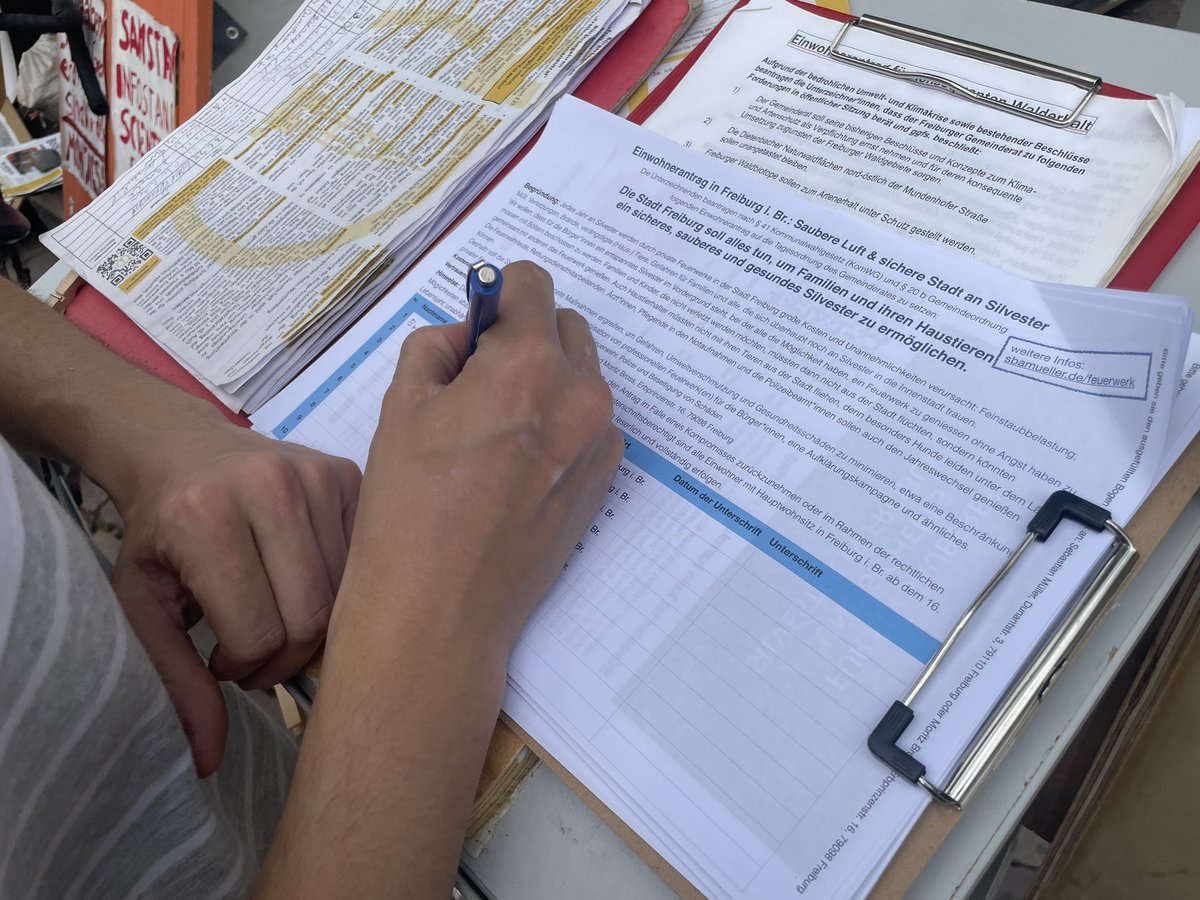 sbamueller's tweet image. Ich habe Unterschriftenliste für das #Böllerverbot in #Freiburg ins #Klimacamp gelegt. 

Denn wir sind näher an #Silvester 2024/25 dran als 23/24 und vielleicht schaffen wir es da ohne #Böller und Vermüllung.

Mehr Infos: sbamueller.com/2019/12/20/deu…