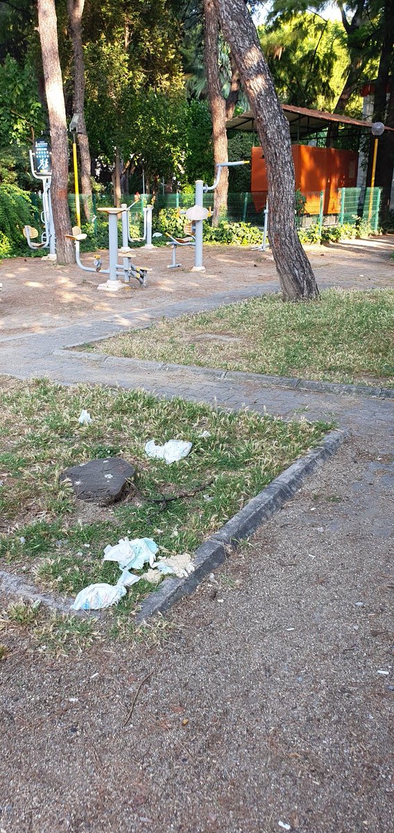 hmtylds's tweet photo. @izmirhim izmir'in şu pisliğine son verin lütfen. Yer İzmir'in göbeğinde kültürpark tenis kulübü yanındaki çocuk parkı. Sadece burası değil İzmir'in tüm parkları leş içinde... https://t.co/E0xFHVsc9F