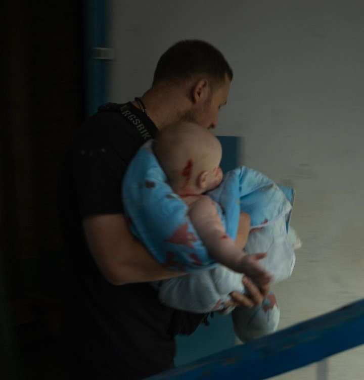 tyiscl's tweet photo. While Pervomaisky was saying goodbye to his defender in Kharkiv Oblast, the Russians shelled the town.
 The number of injured is increasing every hour, it is already at least 38 people.  Among them are 12 children.  A 10-month-old boy is in intensive care.
#Russia #Ukraine #war https://t.co/axTJfvlBNL