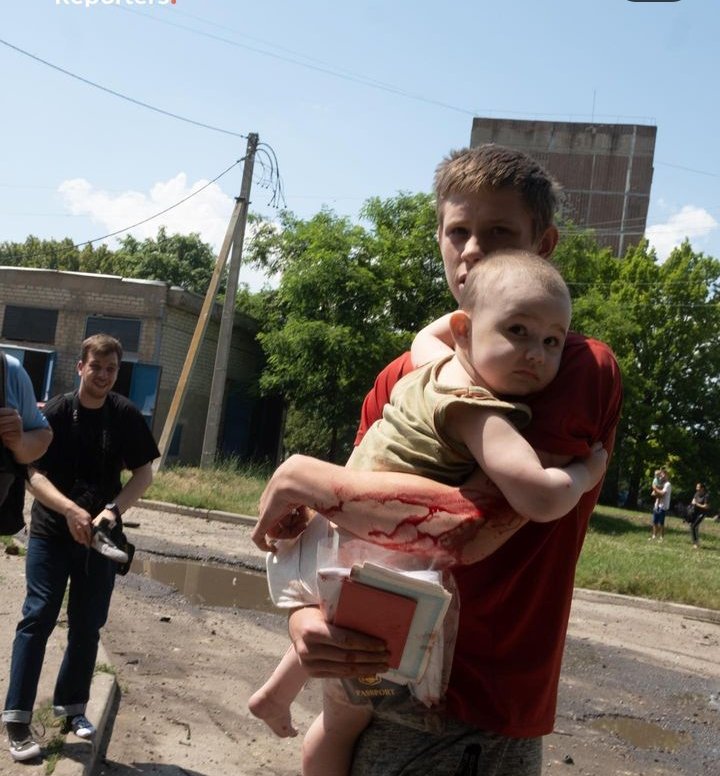 tyiscl's tweet photo. While Pervomaisky was saying goodbye to his defender in Kharkiv Oblast, the Russians shelled the town.
 The number of injured is increasing every hour, it is already at least 38 people.  Among them are 12 children.  A 10-month-old boy is in intensive care.
#Russia #Ukraine #war https://t.co/axTJfvlBNL