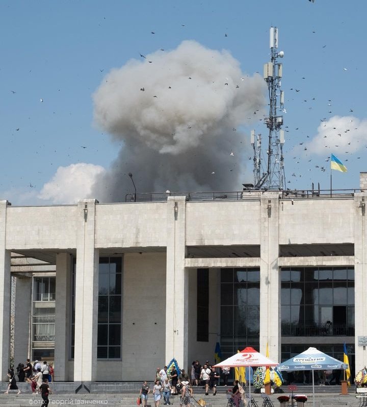 tyiscl's tweet photo. While Pervomaisky was saying goodbye to his defender in Kharkiv Oblast, the Russians shelled the town.
 The number of injured is increasing every hour, it is already at least 38 people.  Among them are 12 children.  A 10-month-old boy is in intensive care.
#Russia #Ukraine #war https://t.co/axTJfvlBNL