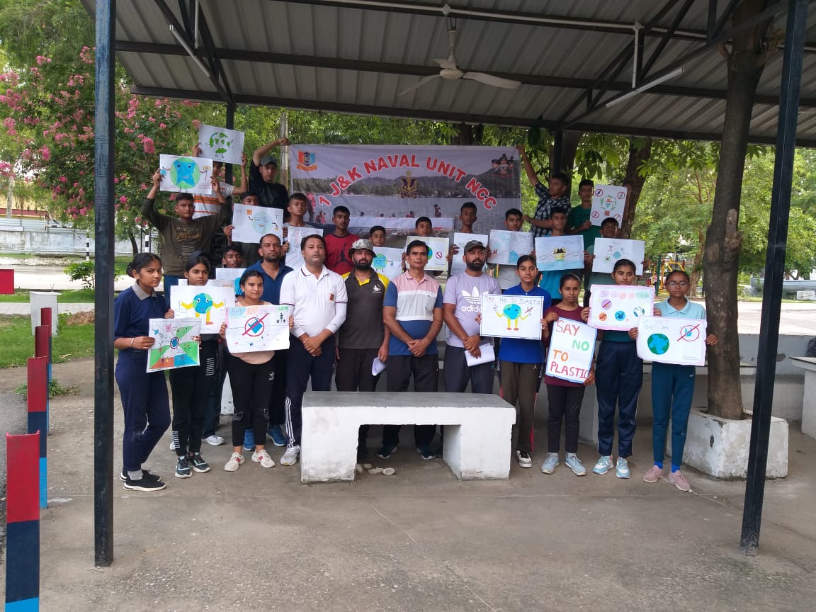 NCCDteJKL's tweet photo. Under #Puneetsagar #PlasticBagFreeDay was celebrated by Cadets of 1 J& K Naval Unit NCC. Poster making events were organised to spread awareness. #saynotoplastic. 📢"Stop choking the Earth, Say no to plastics".
#NCC #youthpower https://t.co/2RCOLWzcFc