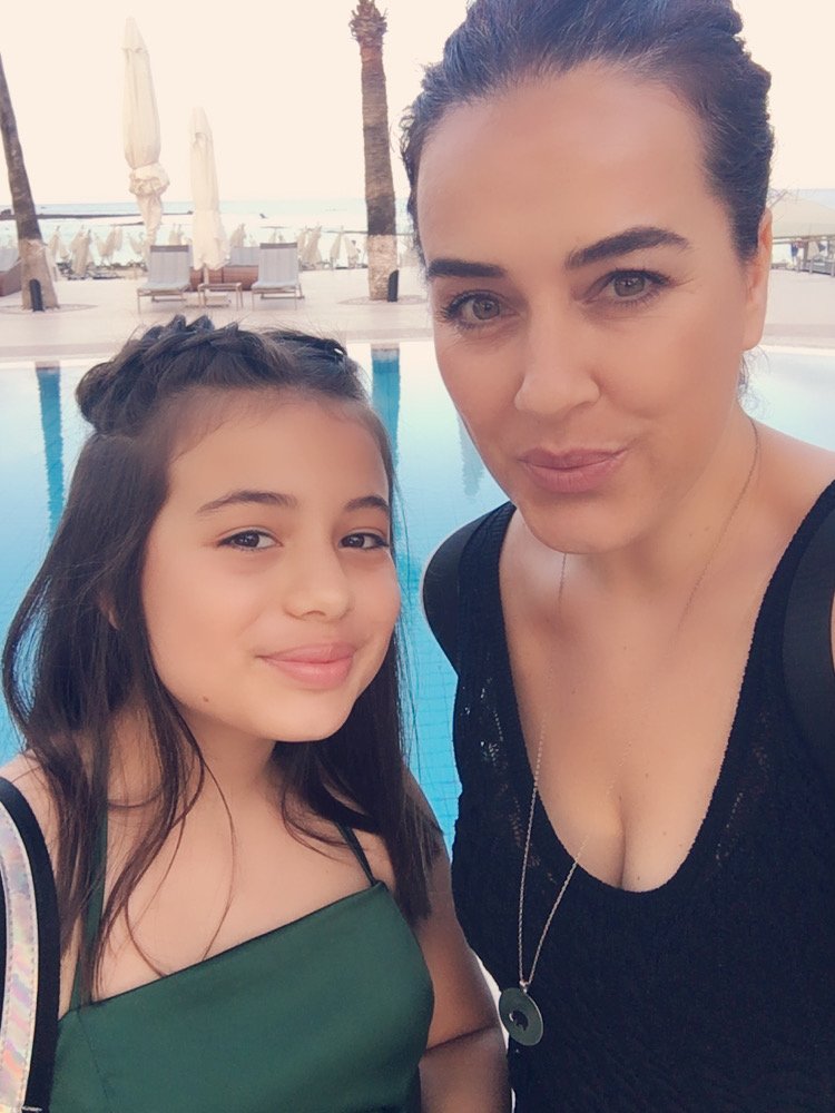 rusenkarakaya's tweet photo. İlkokul mezuniyet yemeğinde, saçlar örülmüş, hazırlanılmış, çok eğlenmişti. Ortaokuldan da mezun olacaktı benim Selin'im, parti yapacaktı arkadaşlarıyla.. Bırakmadılar katiller! Bu dünyada ben yaşadıkça size huzur yok! Ömür boyu hapiste çürüyeceksiniz! 
#isiasortakdavamız https://t.co/NJCejB69n7