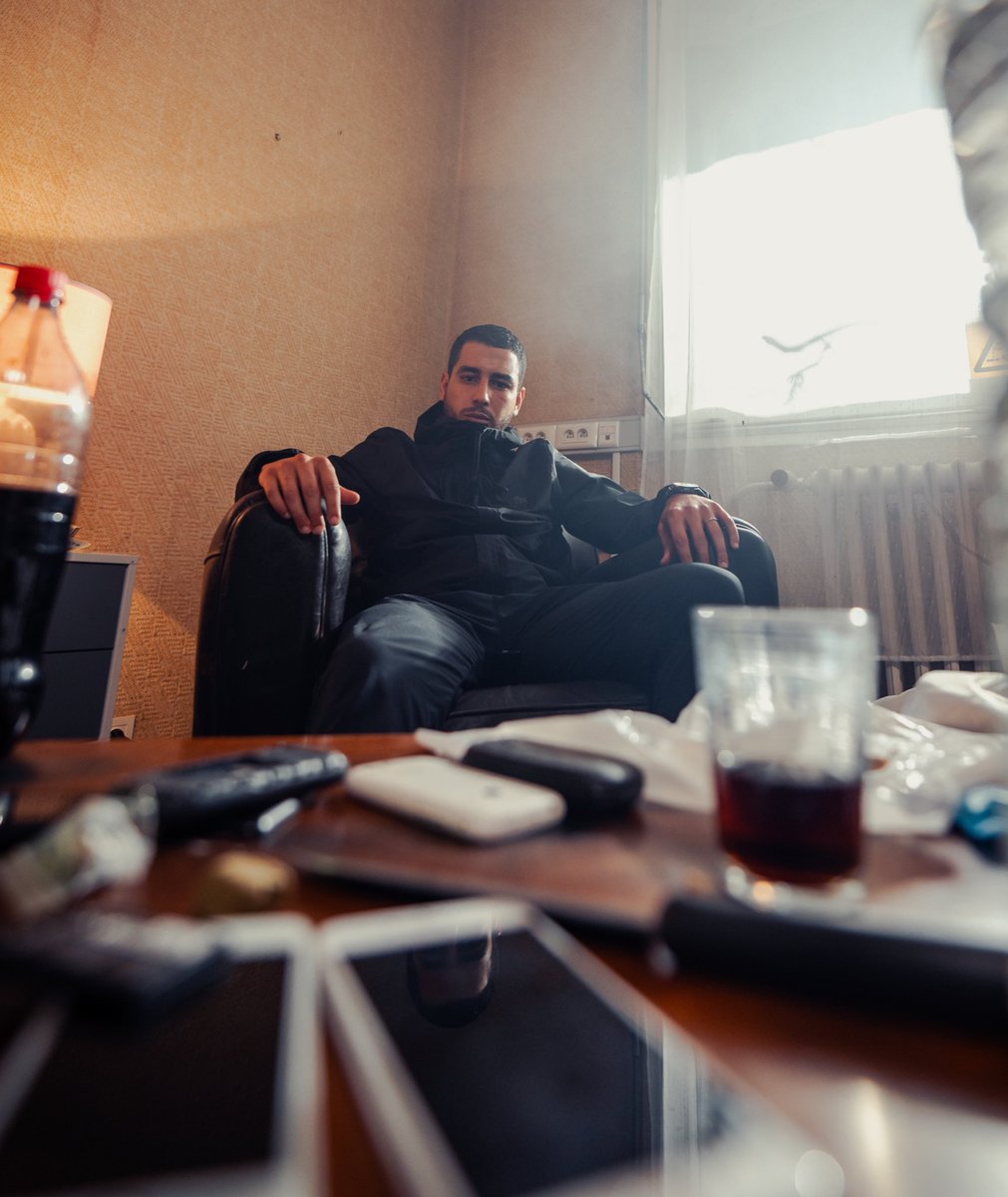 Apparemment ça réclame MANOLO ? 

Disponible à minuit de partout ! 🤘🏼