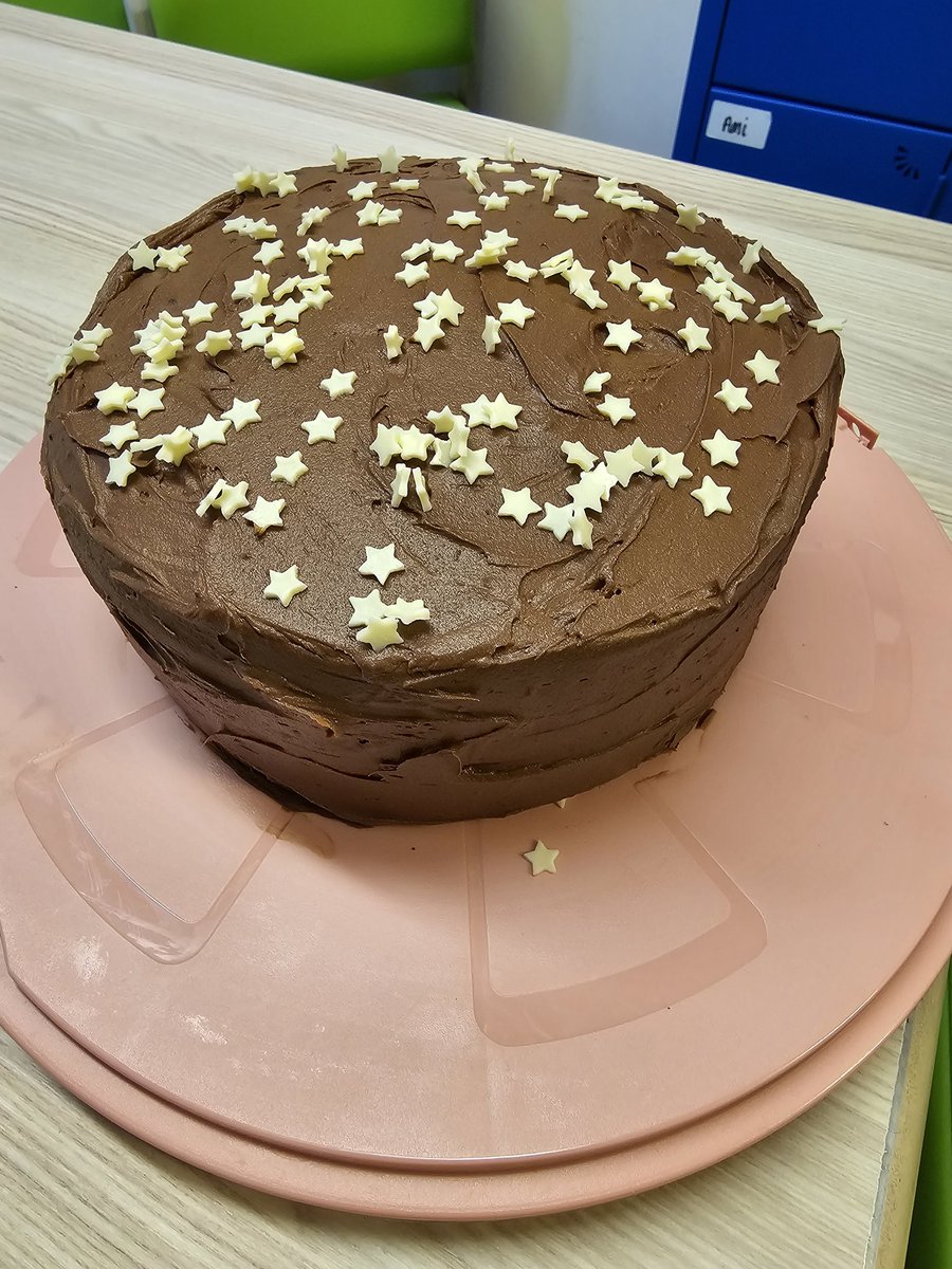 I can't think of a better way to celebrate being presented the bronze diamond ward other then with cake! Well done team <a href="/ULHTMedicine/">ULHT Team Medicine</a> #firstmedicalward #bronze #ulht