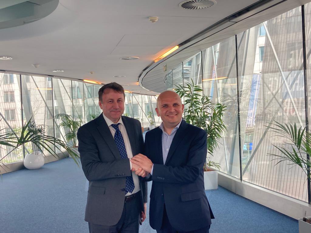 ilhankyuchyuk's tweet photo. Great to meet with @Munteanu20, head of ALDE member in Moldova 🇲🇩 Coaliția pentru Unitate și Bunăstare, today in Brussels.

It's encouraging to see how liberals are tirelessly working to keep Moldova on its European trajectory.

You have our unwavering support! https://t.co/D8OQWwMjKY