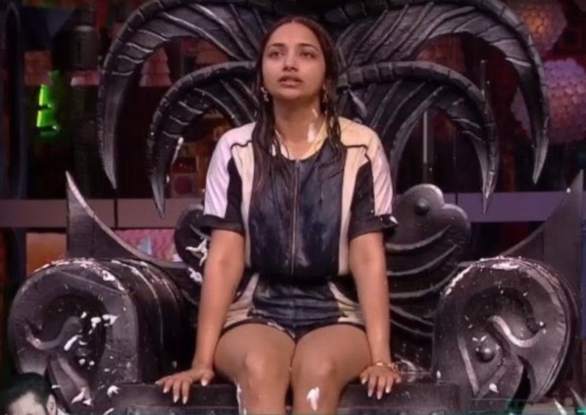 Ronnie065945879's tweet photo. Who’s right between #AbhishekMalhan and #JiyaShankar 
Retweet : #FukraInsaan is Right and deserves to be called TASK Master!
Like ♥️ : #JiyaShankar played the Task like a Boss !!
#BiggBossOTT2 #BBOTT2 https://t.co/v9mozVgnki