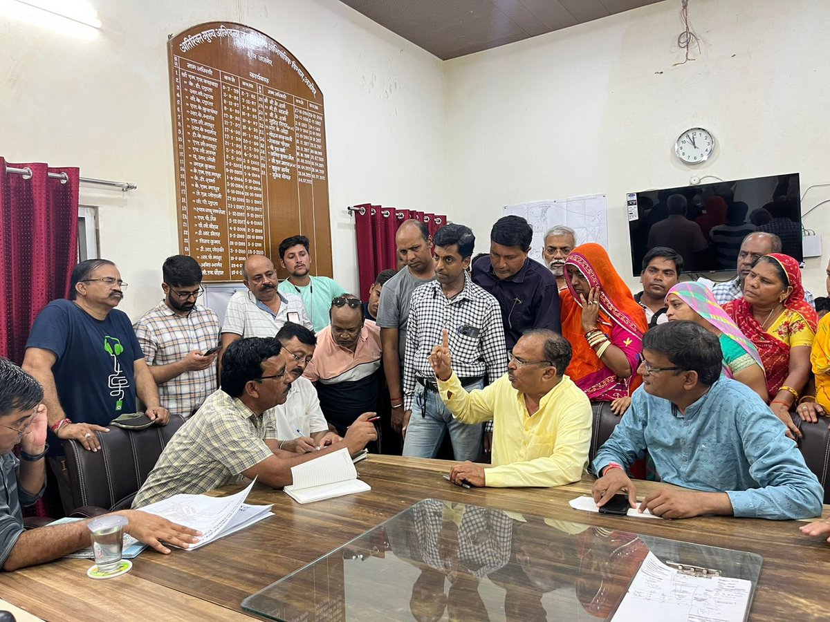 VasudevDevnani's tweet image. आज अजमेर उत्तर विधानसभा के वार्ड 76 स्थित पंचशील और गणेश की गुवाड़ी क्षेत्र की पानी की समस्याओं को लेकर जलदाय भवन पर वार्डवासीयो के साथ विरोध प्रदर्शन में सहभागी बना। विगत 6 माह से 96 घंटे से अधिक समय में भी पानी सप्लाई पर्याप्त सप्लाई नहीं हो रही है।
#WaterProblem #AjmerNorth