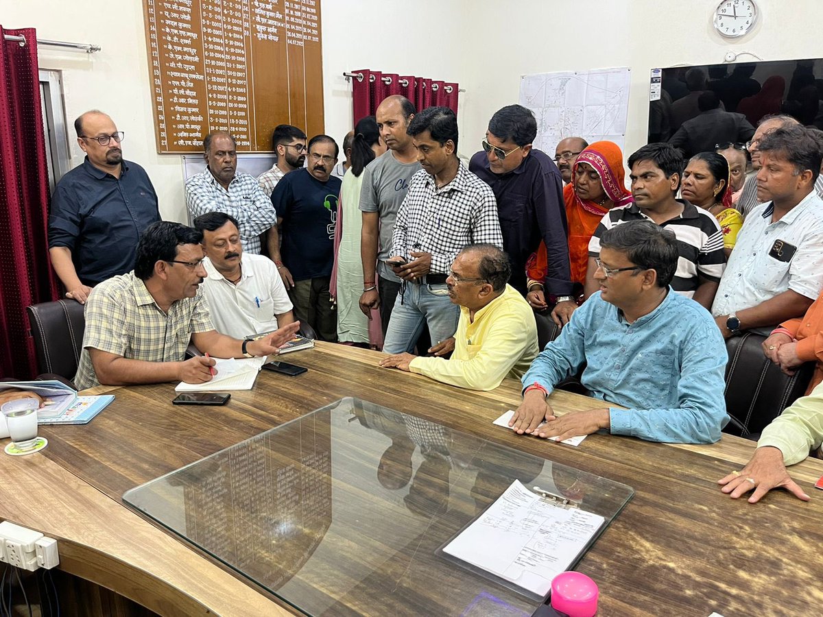 VasudevDevnani's tweet image. आज अजमेर उत्तर विधानसभा के वार्ड 76 स्थित पंचशील और गणेश की गुवाड़ी क्षेत्र की पानी की समस्याओं को लेकर जलदाय भवन पर वार्डवासीयो के साथ विरोध प्रदर्शन में सहभागी बना। विगत 6 माह से 96 घंटे से अधिक समय में भी पानी सप्लाई पर्याप्त सप्लाई नहीं हो रही है।
#WaterProblem #AjmerNorth