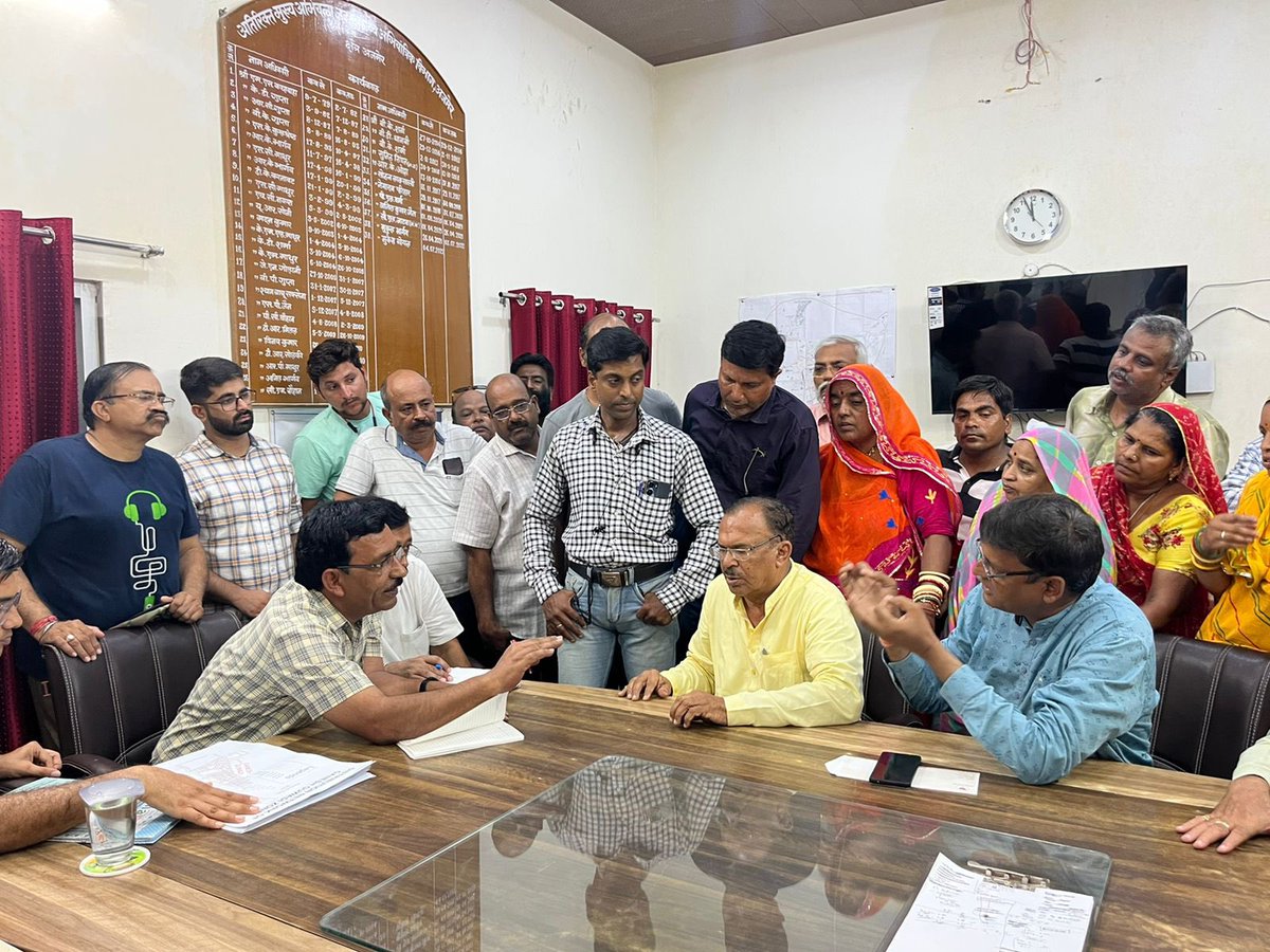 VasudevDevnani's tweet image. आज अजमेर उत्तर विधानसभा के वार्ड 76 स्थित पंचशील और गणेश की गुवाड़ी क्षेत्र की पानी की समस्याओं को लेकर जलदाय भवन पर वार्डवासीयो के साथ विरोध प्रदर्शन में सहभागी बना। विगत 6 माह से 96 घंटे से अधिक समय में भी पानी सप्लाई पर्याप्त सप्लाई नहीं हो रही है।
#WaterProblem #AjmerNorth