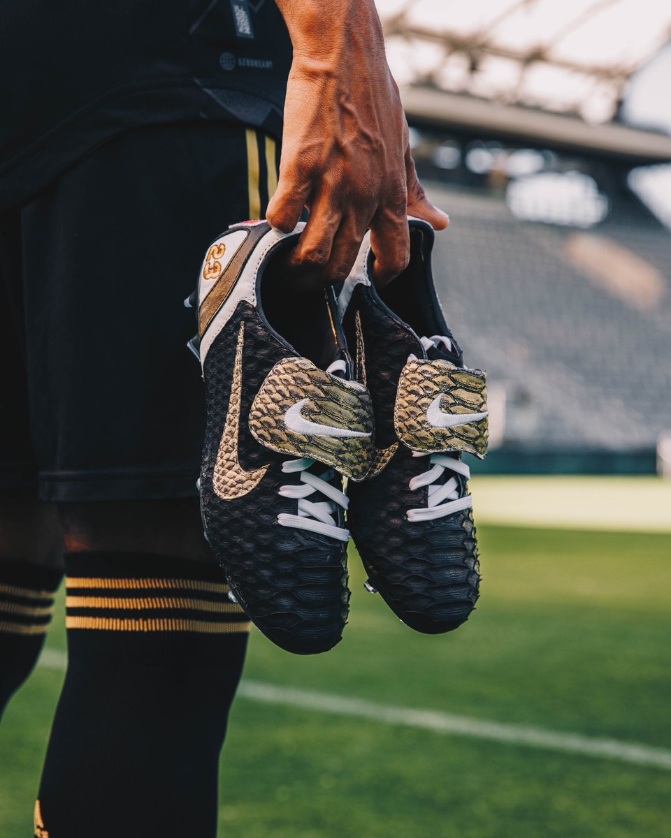 SoccerBible (@soccerbible) on Twitter photo 🔥 Taking custom creations to a whole new level, <a href="/TheShoeSurgeon/">TheShoeSurgeon</a> has teamed up with #USMNT and #LAFC Midfielder, <a href="/KellynAcosta/">Kellyn Acosta</a>, to create his first game-worn football boot, which Acosta is set to wear in today's #ElTrafico.
Check them out here: soccerbible.com/performance/fo… 🔥 Taking custom creations to a whole new level, <a href="/TheShoeSurgeon/">TheShoeSurgeon</a> has teamed up with #USMNT and #LAFC Midfielder, <a href="/KellynAcosta/">Kellyn Acosta</a>, to create his first game-worn football boot, which Acosta is set to wear in today's #ElTrafico.
Check them out here: soccerbible.com/performance/fo…
