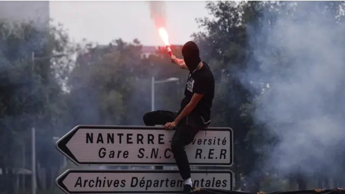 #FranceRiots  #FranceBurning  #Emeutes  #FranceOnFire  #Islamismus  #misogyny 
Deutsch / Français:
Die entfesselte Gewalt ist das Ergebnis eines unverantwortlichen Laissez-faire: Man hat zugelassen, dass sich der fanatische Opferdiskurs der Islamisten fast überall durchsetzt.