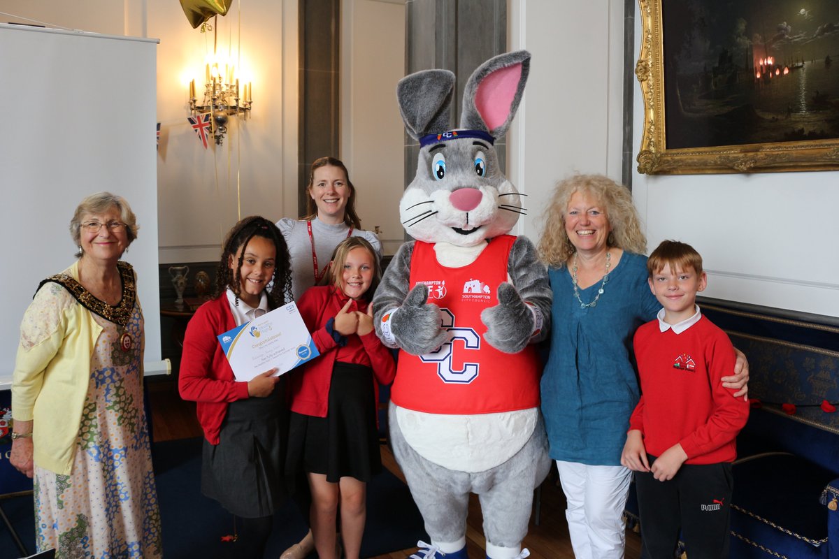 SouthamptonCC's tweet photo. We had a great time with @SolentNHSTrust this morning celebrating 5 Southampton schools who have been awarded with the Health High Five Award⭐️

Congratulations to Redbridge Primary, Maytree Infants, Shirley Infants, Oasis Mayfield &amp; Moorlands Primary for your fantastic efforts👏 https://t.co/MIv1aP8UXh