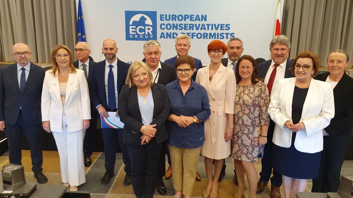 E_Rafalska's tweet image. Rozpoczynamy Dni Studyjne #Grupy #EKR, tym razem w Warszawie.
W programie wiele ciekawych sesji roboczych, w tym: spotkanie z premierami Włoch i Polski, reparacje, Fit for 55, a także panel dotyczący rodziny.
Pozdrawiam z naszej pięknej stolicy 🇵🇱