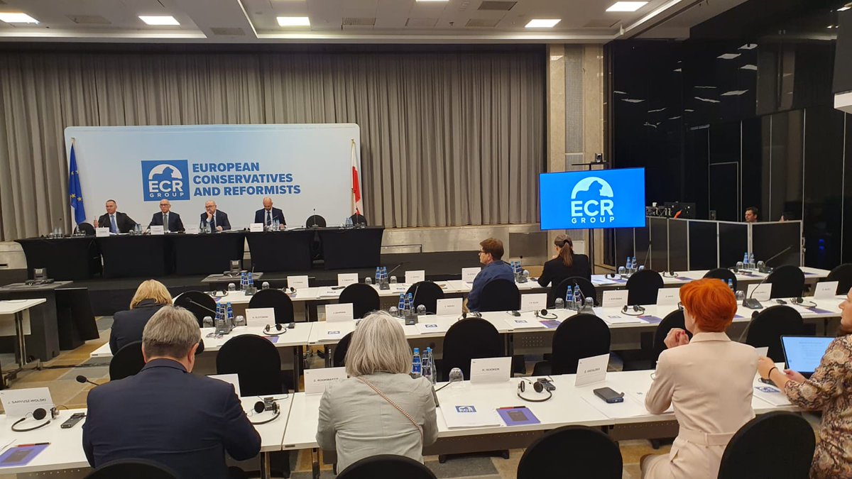 E_Rafalska's tweet image. Rozpoczynamy Dni Studyjne #Grupy #EKR, tym razem w Warszawie.
W programie wiele ciekawych sesji roboczych, w tym: spotkanie z premierami Włoch i Polski, reparacje, Fit for 55, a także panel dotyczący rodziny.
Pozdrawiam z naszej pięknej stolicy 🇵🇱