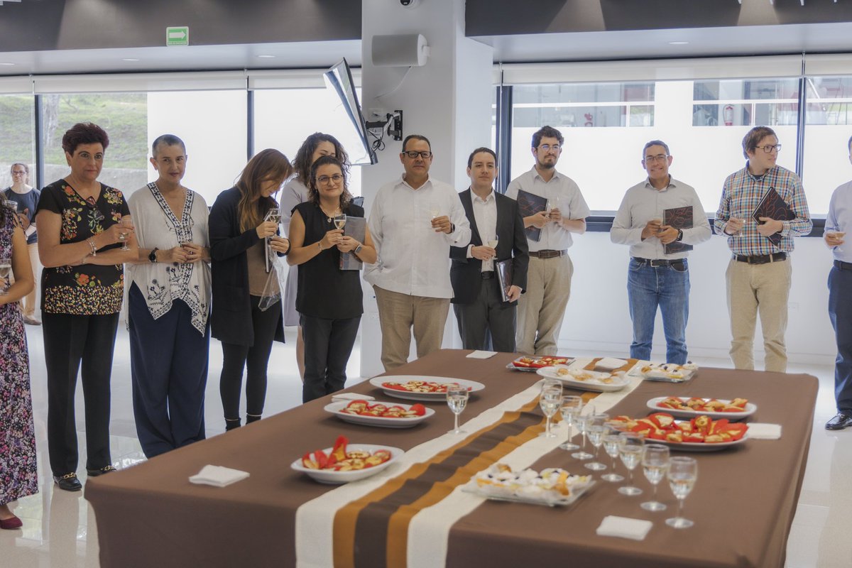 RectorUAX's tweet photo. Brindamos y entregamos el libro del 30 aniversario a nuestros Coordinadores Académicos que han sido parte esencial de nuestros logros. Su esfuerzo, dedicación y generosidad se ven reflejados en cada uno de los programas que lideran.

@AnahuacXalapa 
#SomosAnáhuac #AnáhuacVeracruz https://t.co/V2ckIaBapl