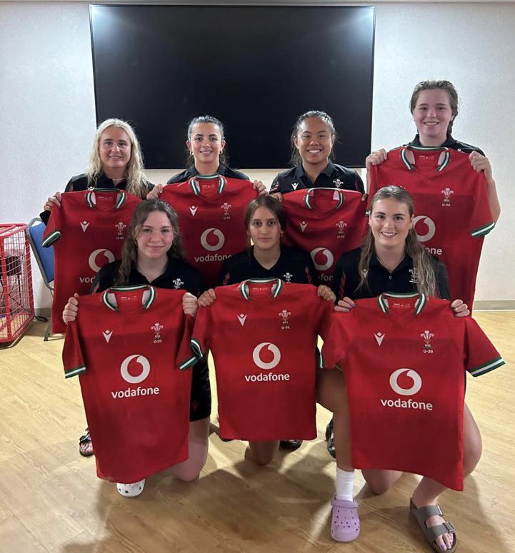 Massive good luck to this truly magnificent 7 Scarlets players representing <a href="/WelshRugbyUnion/">Welsh Rugby Union 🏴󠁧󠁢󠁷󠁬󠁳󠁿</a> Women’s u20’s this evening. Super proud!! Fantastic to see <a href="/jennadevera_/">Jenna De Vera</a> captaining the squad. #ymaohyd #amdani
<a href="/scarlets_rugby/">Scarlets Rugby</a> <a href="/ScarletsAcademy/">Scarlets Academy</a> <a href="/WRU_Scarlets/">WRU/SCARLETS - UN CYMUNED</a>