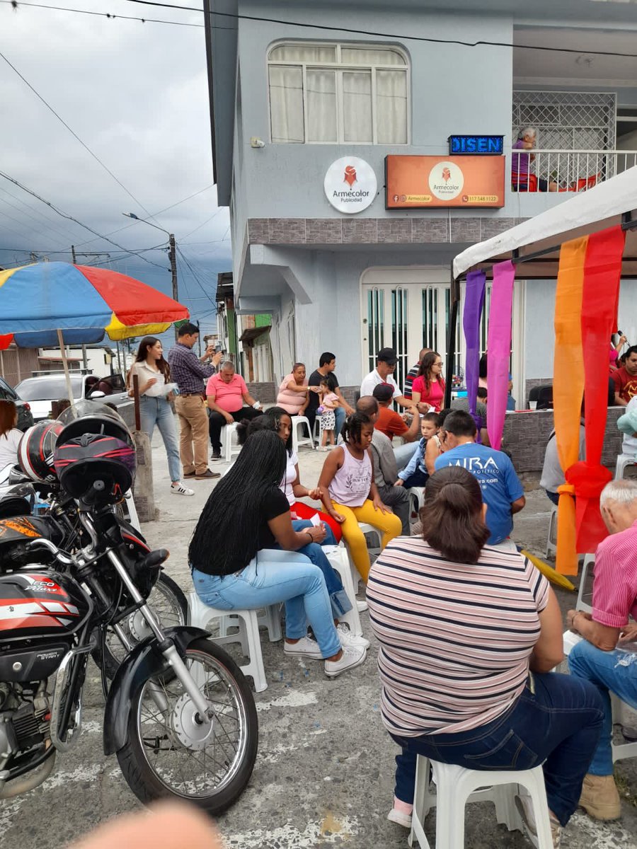 Ⓜ️Compartiendo momentos muy agradables de integración familiar con los líderes del Barrio Popular de #Armenia #Quindío 🚀

<a href="/PartidoMIRA/">Partido MIRA</a> 
<a href="/monicamp_/">Mónica Marín Peñuela</a> 
<a href="/luisfabianbg/">Luis Fabián Buriticá</a> 
@FrancyDiputada