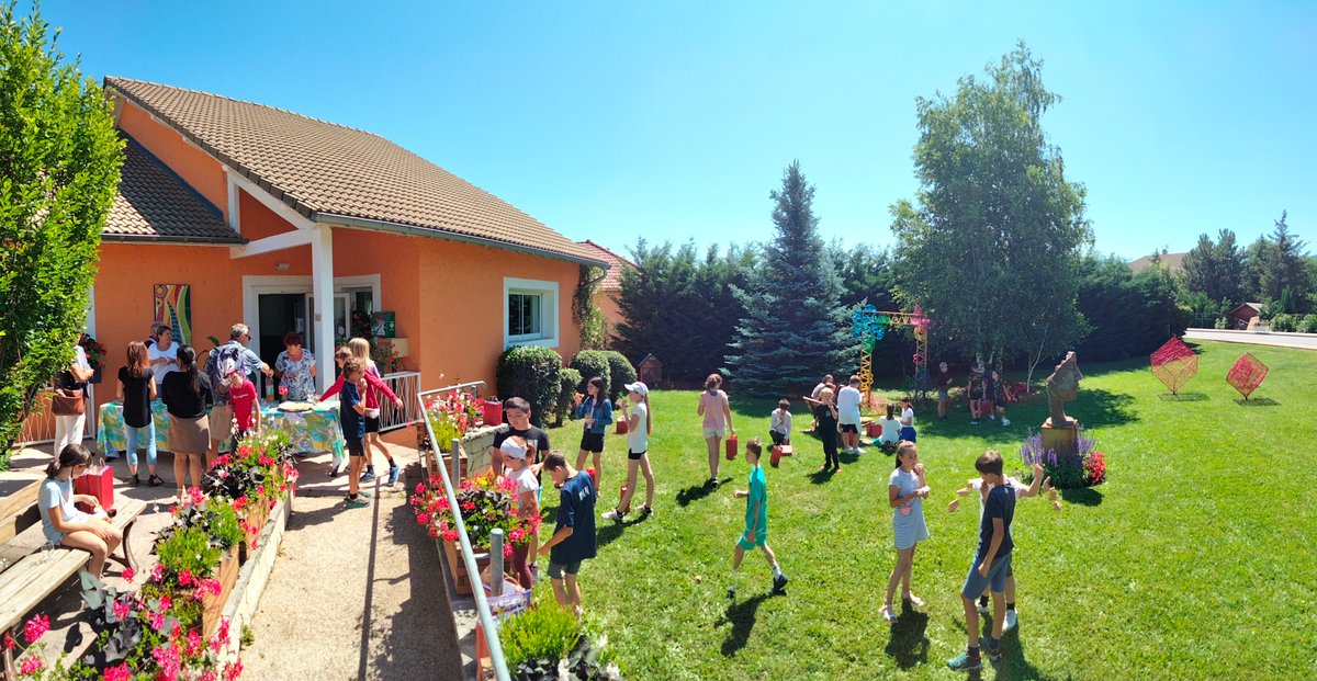 DSDEN05's tweet photo. Aymeric MEISS #DASEN05 et M. le maire de la Bâtie-Neuve ont remis ce matin un #dictionnaire à chaque élève de CM2 de la commune pour leur année de 6ème en collège à la rentrée scolaire 2023.
#ParcoursDeLélève #Lecture https://t.co/qxod55mho7