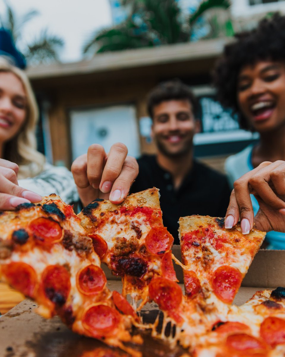 ThePieFather's tweet photo. Warning: highly addictive pizza ahead. try The Piefather at your own risk 🚨 #Wharfftl #RegattaGrove https://t.co/bhgBh7xRBn