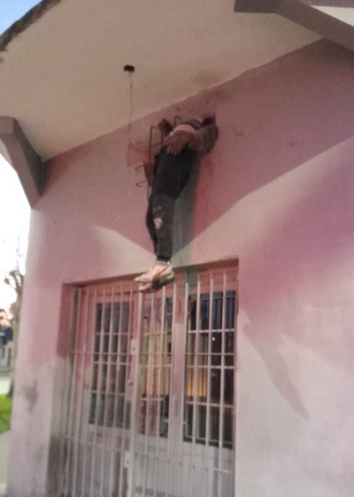 atlanticsurff's tweet image. Así, colgado y atrapado por una reja murió el delincuente que intentó robar una casa en Llavallol.
Los parientes del caco fallecido atacaron a la dueña de la casa y le robaron lo que pudieron. Mientras tanto Kicillof haciéndose el “gracioso” en Tik Tok. Welcome to peronia, my…