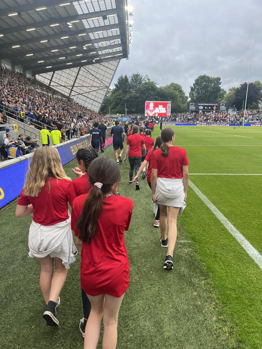 TitusSaltSport's tweet photo. Our Y7 rugby girls had the amazing opportunity to go watch Leeds Rhinos v Huddersfield Giants! They even got to go on the pitch and wave the teams flag! What an experience! Look how excited everyone is!👏🏻🏉🏟️👏🏻 https://t.co/UOSFmsykp8