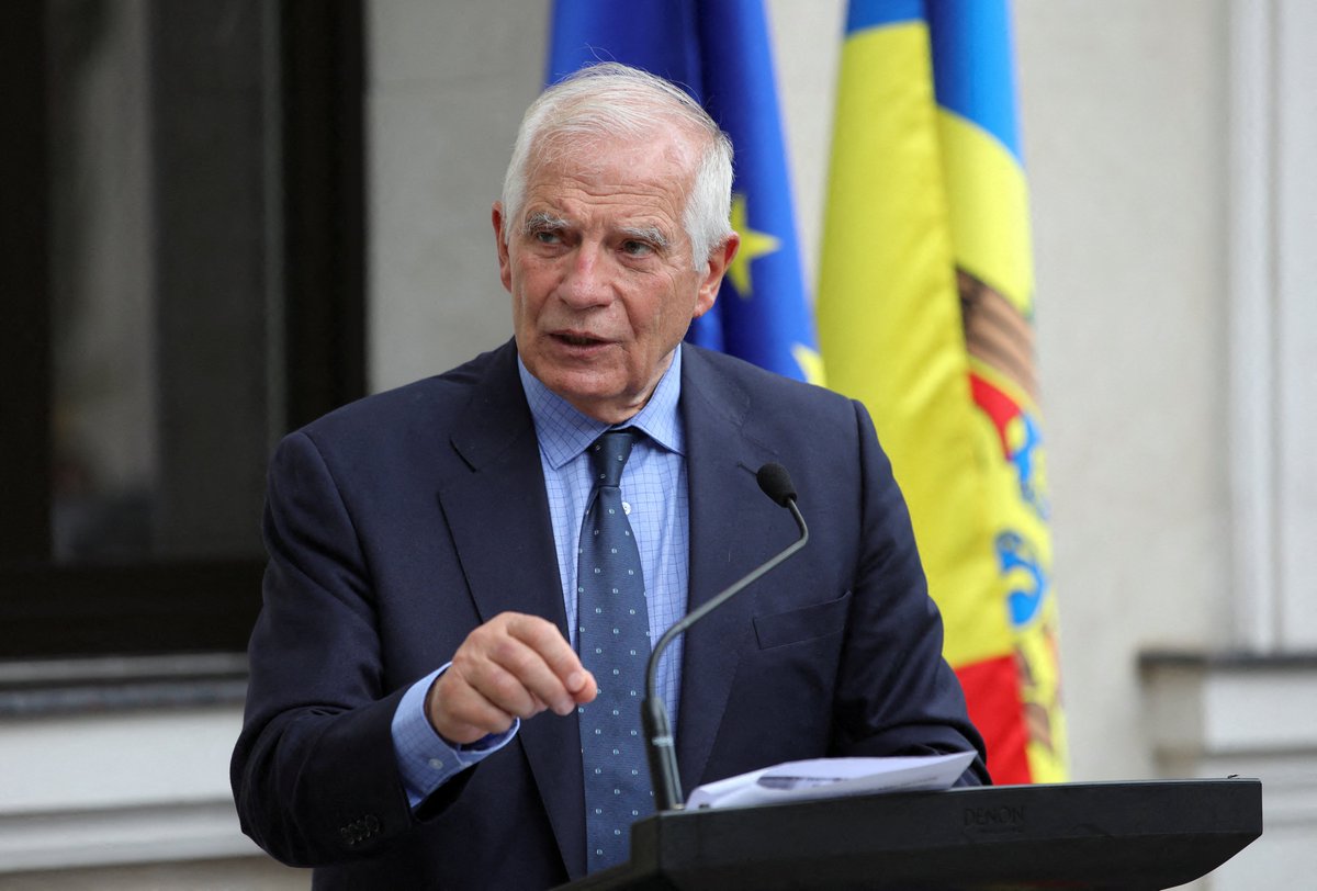 el_pais's tweet photo. 🔴 DIRECTO | Borrell, Solchaga y Almunia se unen al manifiesto de los socialistas andaluces en defensa de Pedro Sánchez. El propósito de este manifiesto, han defendido los firmantes, es contrarrestar "la deshumanización, satanización de Pedro Sánchez" https://t.co/Vrhb03sh4O https://t.co/qXTWoowKIP