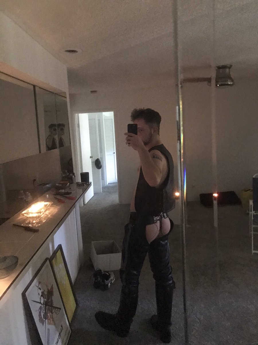 cowboyluv805's tweet photo. Happy 4th 💋 (ass day) 
#gay #gaypride #happy4th #4thofjuly #gaytwitter #otter #leather #leatherboy https://t.co/ur8PkbXNrw