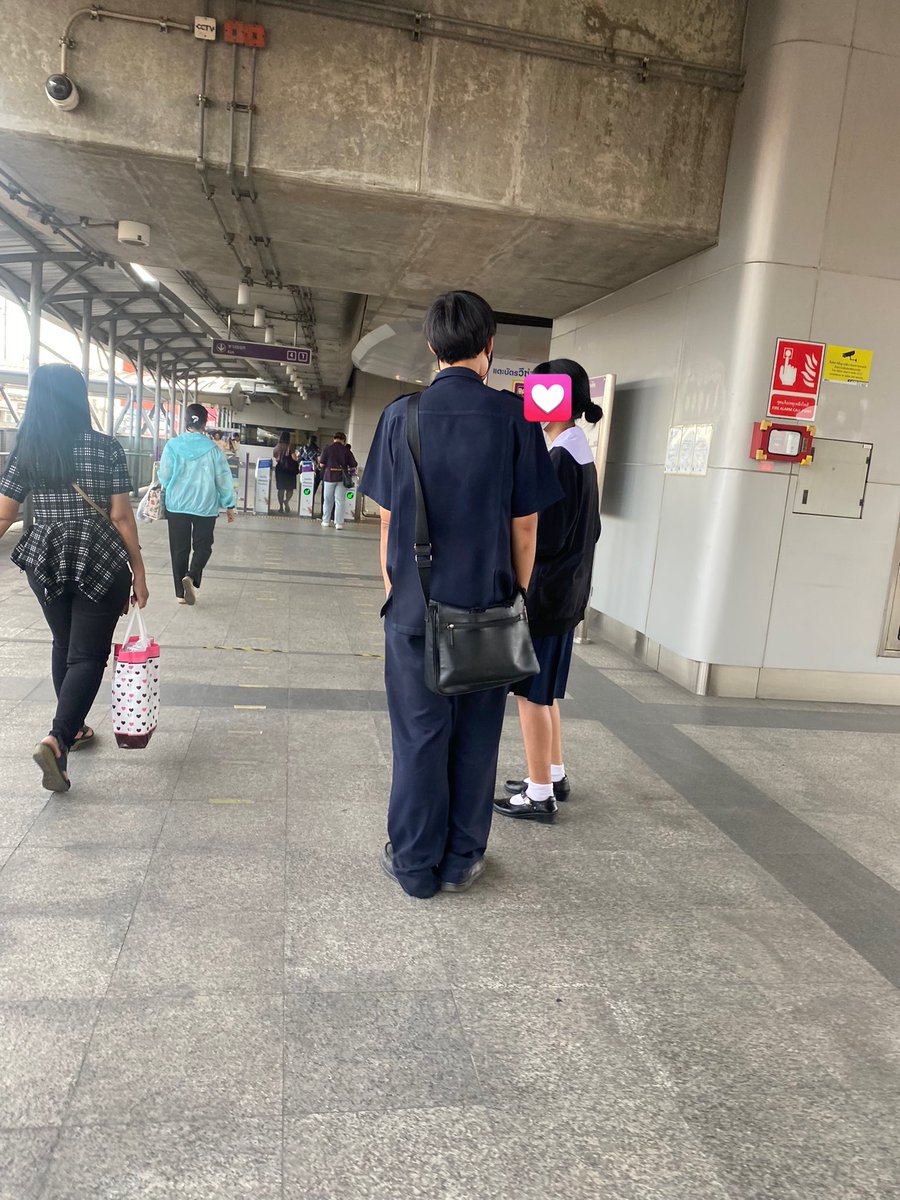 columbiabluejmj's tweet image. #เตือนภัย #mrt ใครเห็นบุคคลลักษณะดังภาพตาม mrt ทั้งสายสีน้ำเงินและสีม่วง ระวังตัวนะคะ เขาจะเดินตามหรือมานั่งข้าง ๆ แล้วถามข้อมูลส่วนตัว ขอเฟส มักจะถามแต่ผู้หญิง แต่งตัวเหมือนเดิมตลอดเลย เราเคยเจอกับตัวหนึ่งครั้ง และเห็นเขาอีกสองครั้ง ยังคงทำแบบที่เราเคยเจอค่ะ มีเฟสแปะข้างล่างค่ะ