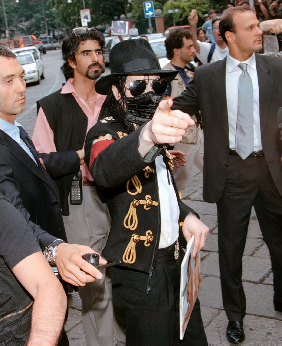 [HQ Michael greets fans in Milan, Italy June 18, 1997.

#MichaelJackson #Kingofpop #celebrities #popmusic #milan #italy #photography #soulbrothers #mjfan #mjjinocent #Enhancedphotos