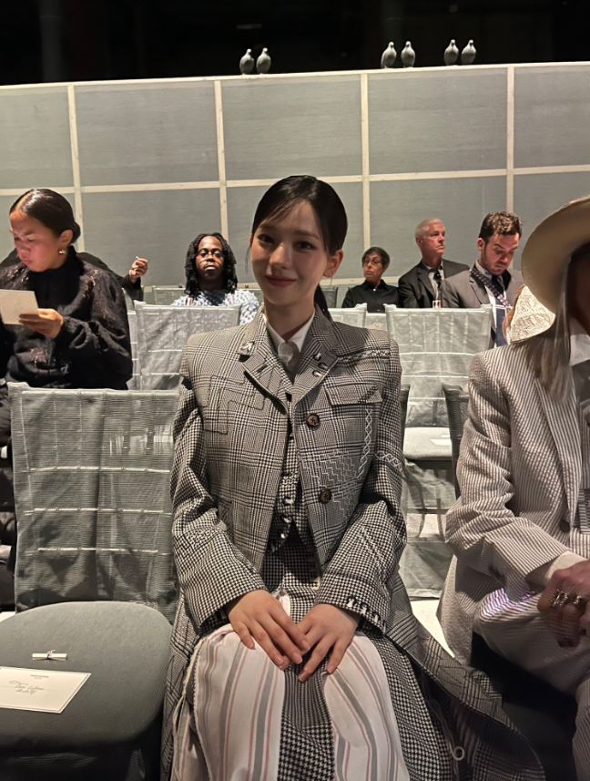 AboutMusicYT's tweet photo. Apparently, the fashion show was pigeon themed, and Karina is afraid of birds. https://t.co/GJEq82WA38