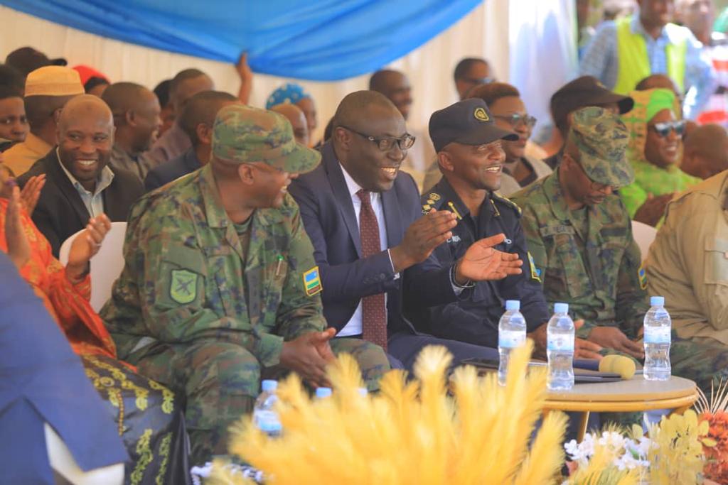 Mu birori #Liberation29 Abaturage ba <a href="/BugaramaS/">Bugarama Sector</a> bagabiye Rtd Cpl KAYITARE Innocent mu #gihango n'Inkotanyi zari ziyobowe na Nyakubahwa <a href="/PaulKagame/">Paul Kagame</a> zabohoye u Rwanda. Abatishoboye 14 bashyikirijwe inzu bubakiwe <a href="/RusiziDistrict/">Rusizi District</a> <a href="/RwandaWest/">Western Province I Rwanda</a> <a href="/RwandaLocalGov/">Ministry of Local Government | Rwanda</a> <a href="/rpfinkotanyi/">FPR-Inkotanyi</a> <a href="/RwandaMoD/">Rwanda Defence Force</a>