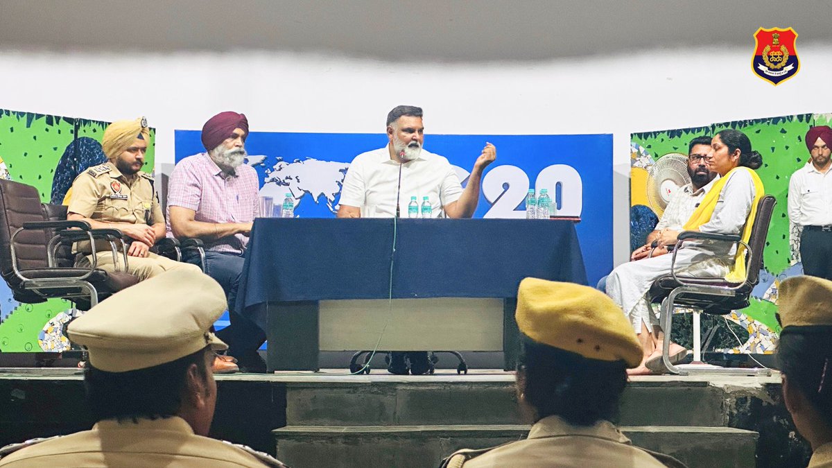 cpamritsar's tweet photo. Boosting the morale of our brave police personnel! 🚓
Welfare meetings were held with the dedicated Police officials of Amritsar Police, listened to their grievances and concerns.
#ForceIsFamily
#PoliceWelfare
#PolicePersonnelWelfare
#SupportingOurOfficers
#BoostingMorale https://t.co/Vx05FXPmFu