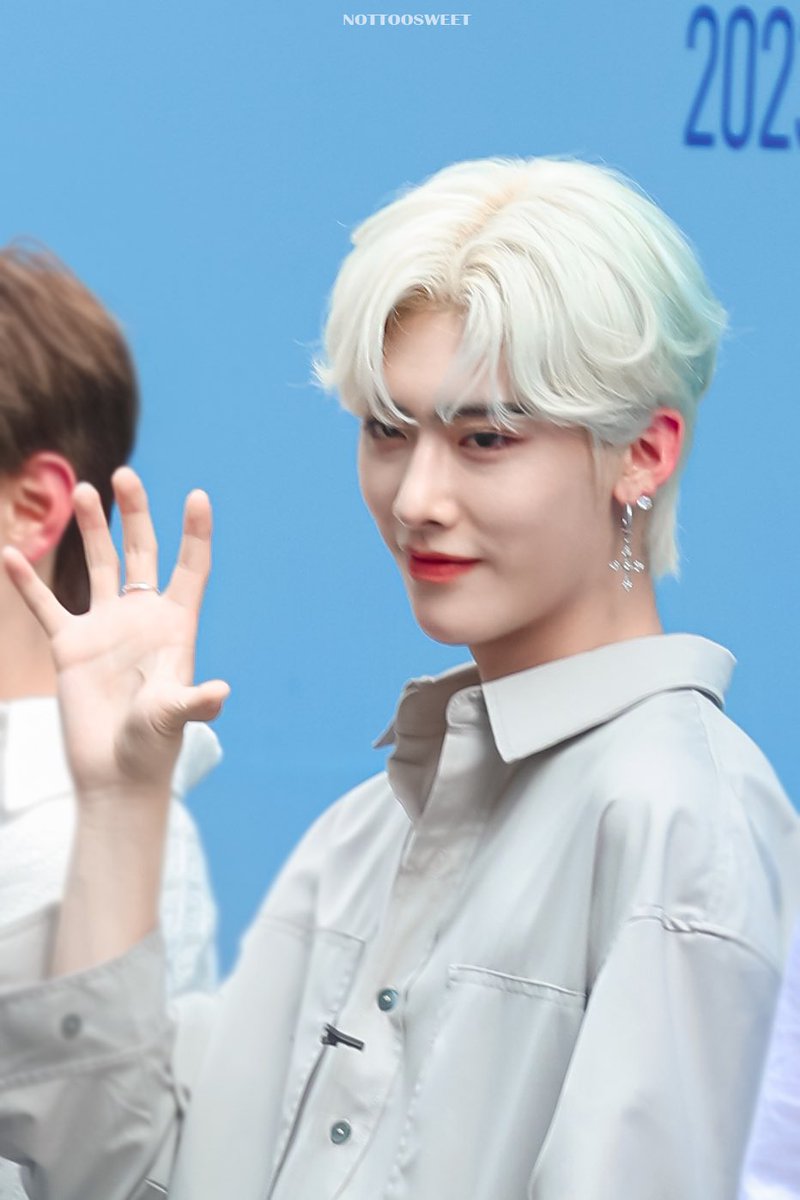 NotTooSweet0520's tweet photo. 230703 수상한 발표회 

#리키 #RICKY #リッキー
#ZEROBASEONE #ZB1 #제로베이스원 https://t.co/8yBiVmJyiW