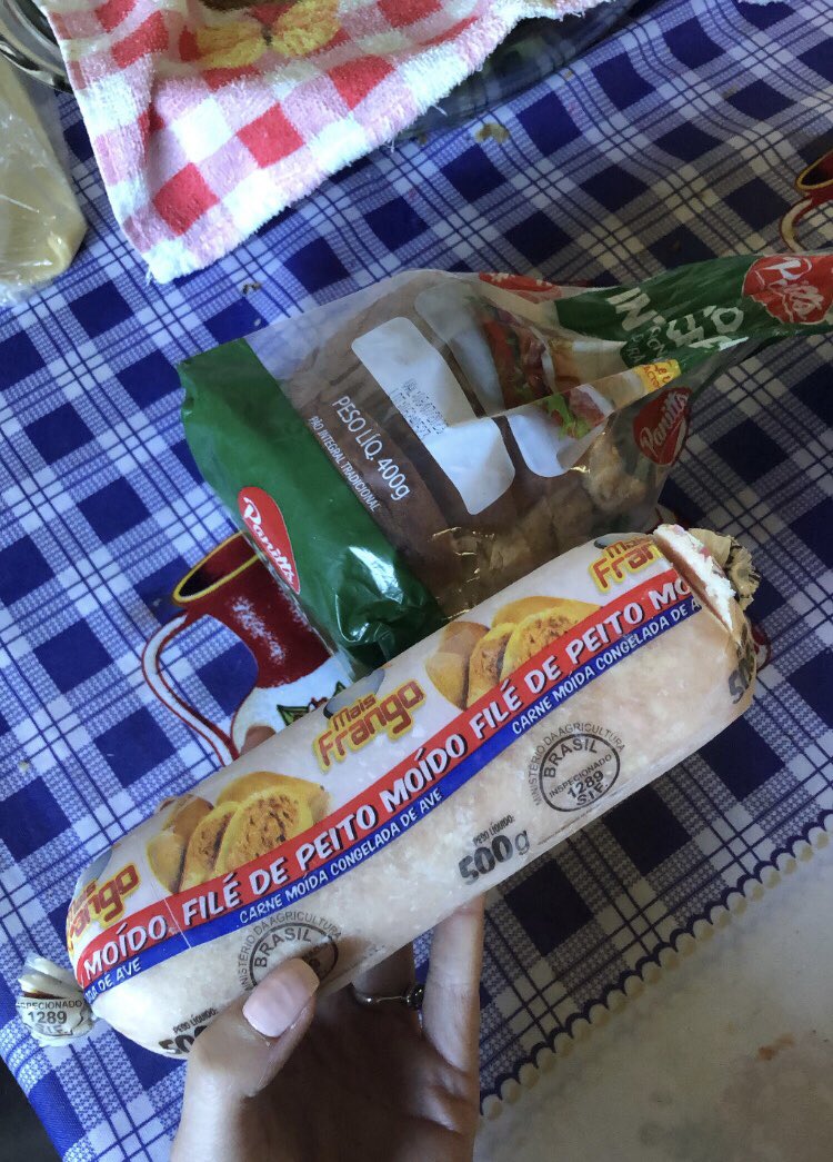 larafiorezi's tweet photo. E meu pai hoje de manhã que achou que isso era patê, passou no pão e comeu KKKKKKKK https://t.co/6csmsVY5Js