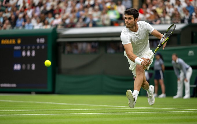 Carlos Alcaraz sostiene que no habrá nadie como Roger Federer jugando en pasto. Foto: Twitter @carlosalcaraz