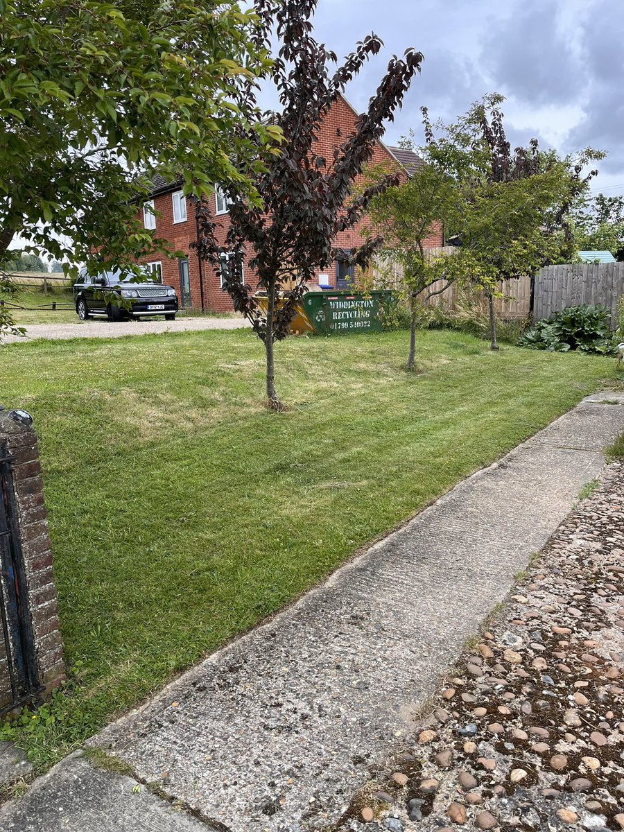 DH_Maintenance's tweet photo. Then the next #tuesday job again - the #daisies have finished so all cut back & more #tickle #mulch cuts before possible #rain Got #roses #deadheaded too๐ https://t.co/tA6VAyW7UP
