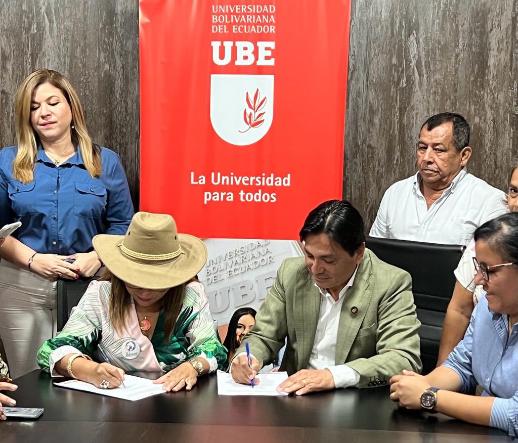 UbeEcuador's tweet photo. #NoticiasUBE | UBE firma convenio para el empoderamiento de las mujeres del Ecuador.

En busca de seguir promoviendo una educación de calidad para todos y todas, el rector, Ph. D. Roberto Tolozano Benites firmó un convenio específico de cooperación interinstitucional con la Fundación Lideresas del Ecuador, liderada por la Lcda. Anna Oñate Sáenz.

El enfoque de esta alianza está en desarrollar actividades formativas de cuarto nivel, relacionados con la docencia, la investigación, la innovación y/o vinculación con la sociedad; así como fortalecer los conocimientos teóricos y prácticos de tercer nivel en la Fundación, a través de la realización de prácticas preprofesionales institucionales y de servicio comunitario, con el objetivo de empoderar a talentosas ecuatorianas comprometidas con la superación diaria.

Es así como promovemos la formación constante como base fundamental para alcanzar el éxito.

#UBE
#LaUniversidadParaTodos
#Convenios