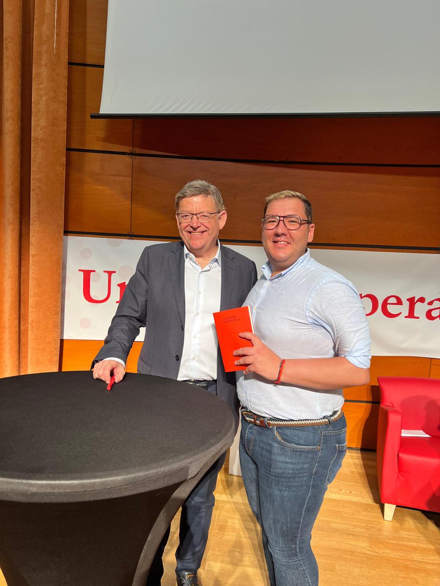 PSOE_Castalla's tweet photo. Ahir representants de l'Agrupació Socialista de Castalla van assistir a la presentació del nou llibre del president de la Generalitat en funcions, Ximo Puig, 'Una idea d'esperança' a la ciutat de València 📖🌹

#XimoPuig #XimoPresident https://t.co/5n1PxpMggW