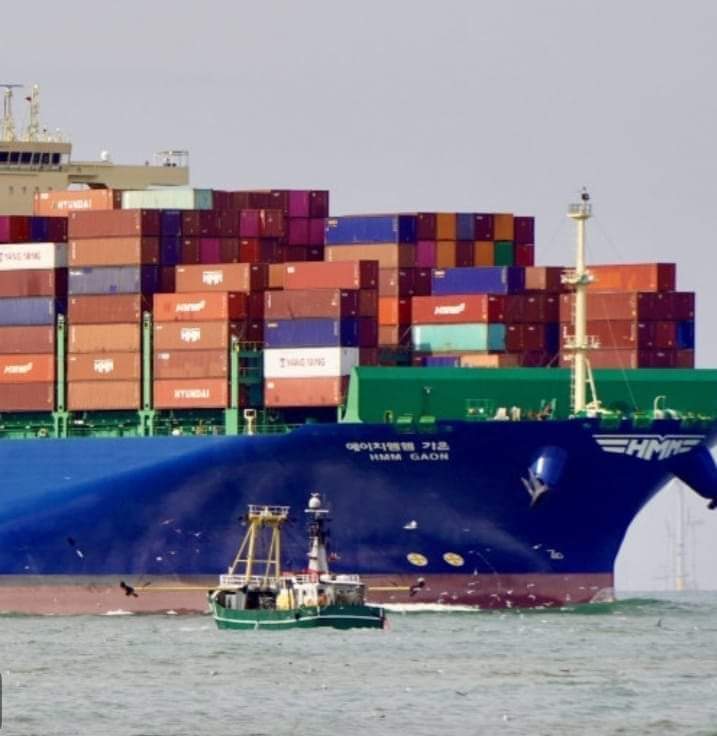 Om het maar even in perspectief te plaatsen:

De voorste boot moest verdwijnen van de Noordzee om ons van een klimaatramp te redden. De achterste boot..............
ach, laat maar!