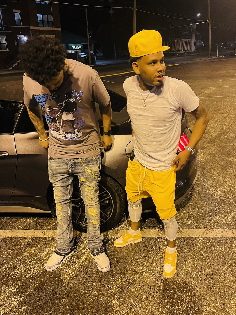 deesvagee's tweet image. My Life So Lit Right Now, i Might Pull a Hannah Montana Round This Bitch🔁