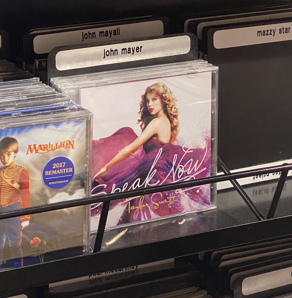 thetaylight's tweet photo. WHICH ONE OF YOU DID THIS????? 😭😭😭 https://t.co/6e9maw250n