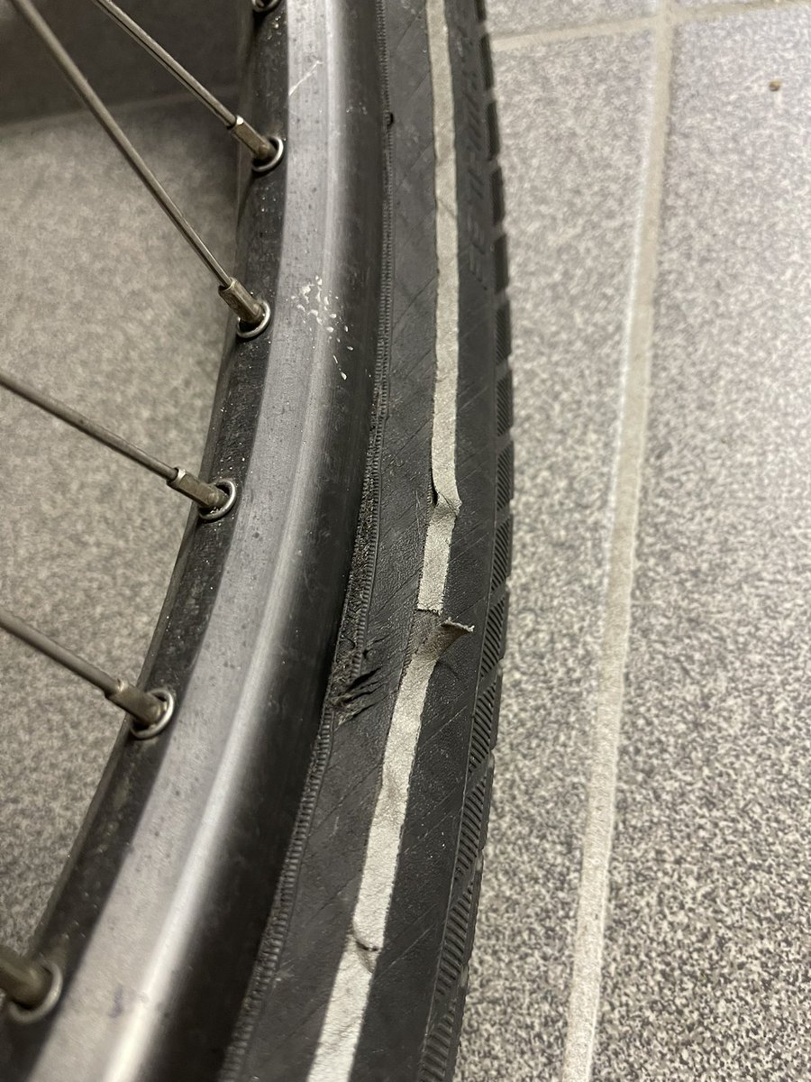 Rustfull's tweet photo. Je ressentais comme un mouvement de vague à l’arrière du #YubaMundo, je pensais que la roue était voilée…au final c’est le pneu qui a rendu l’âme. Après 9000 km, je pense qu’il n’a pas démérité. La bande de roulement est encore en très bon état mais les flancs sont fatigués. https://t.co/Mle7LV8El2