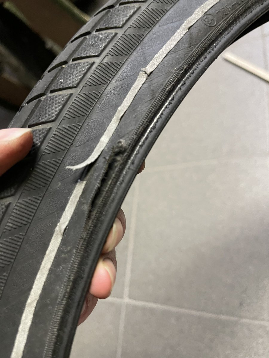 Rustfull's tweet photo. Je ressentais comme un mouvement de vague à l’arrière du #YubaMundo, je pensais que la roue était voilée…au final c’est le pneu qui a rendu l’âme. Après 9000 km, je pense qu’il n’a pas démérité. La bande de roulement est encore en très bon état mais les flancs sont fatigués. https://t.co/Mle7LV8El2