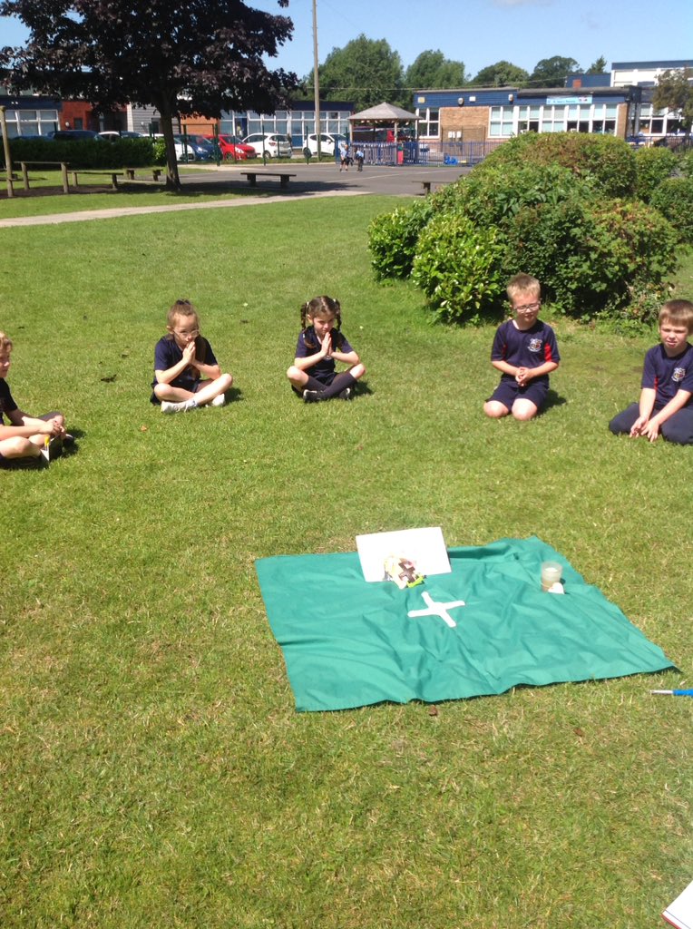 Class6JP's tweet photo. Today we celebrated the work that the children have done during their RE theme of Rules. They prepared the most beautiful Collective Worship based on the theme of making good choices so that we can live out Jesus' golden rule - love one another. https://t.co/eS05KUqLYp