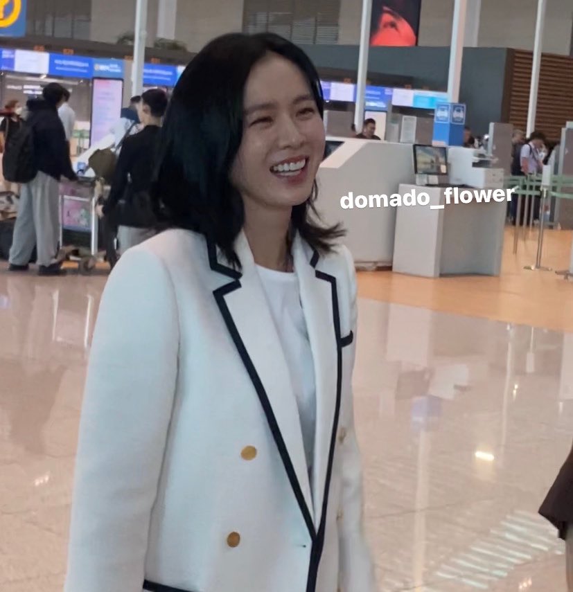 domado_flower's tweet photo. 🍅’s yejinhand 실물후기🎀🐶 
basically YEJIN JUST LOOKS LIKE A MALTESE IRL😭😭 that was my only thought and her face is literally perfect 😭 and shes SOOO SMALL ?!!!???? and soft and smiley and pretty i seriously think she’s an angel living amongst us peasants https://t.co/lVZJhhRJfm