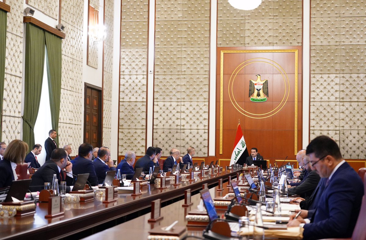 رئيس مجلس الوزراء <a href="/mohamedshia/">محمد شياع السوداني</a>  يوجّه بأن يستمر عمل الملاكات القيادية في مواقع الواجب، حتى إلى ما بعد انتهاء الدوام الرسمي، وأن يتواجدوا في وزاراتهم للعمل ليلاً ونهاراً، وأن يرفعوا من قاموسهم قضية العطلة أو انتهاء الدوام.