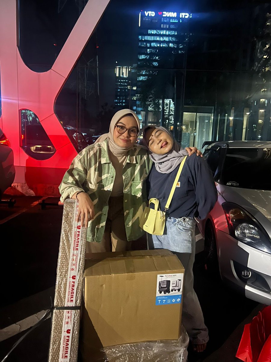 sukasukaalya's tweet photo. selama ini blm pernah ngobrol sama salma, ternyata sebaik ituuuu! secantik itu, dan setinggi ituu wkwkwkw dia bnr bnr baik pas kita sampe kan ngos ngosan, dia ngasih minumnya ke kita anjirrr😭💗 sehat selalu salma, aku cinta kamu, bahkan sebelum adanya salmon🖐🏻 https://t.co/Z0TpIsBKjZ